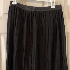 Pleated black skirt with leather detail